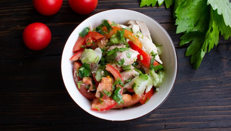 Салат з вареною куркою, помідорами та стеблами селери