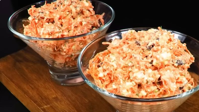 Салат з морквою, сиром та чорносливом