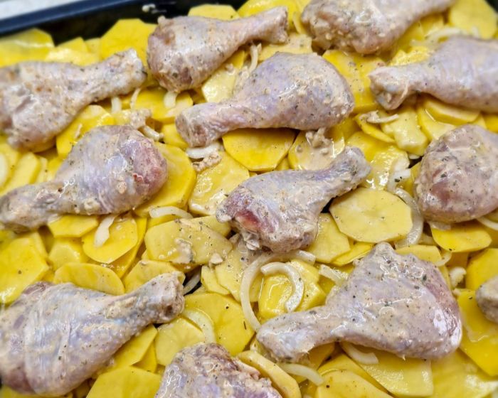 Картопля з куркою в духовці - смак дитинства та аромат свята