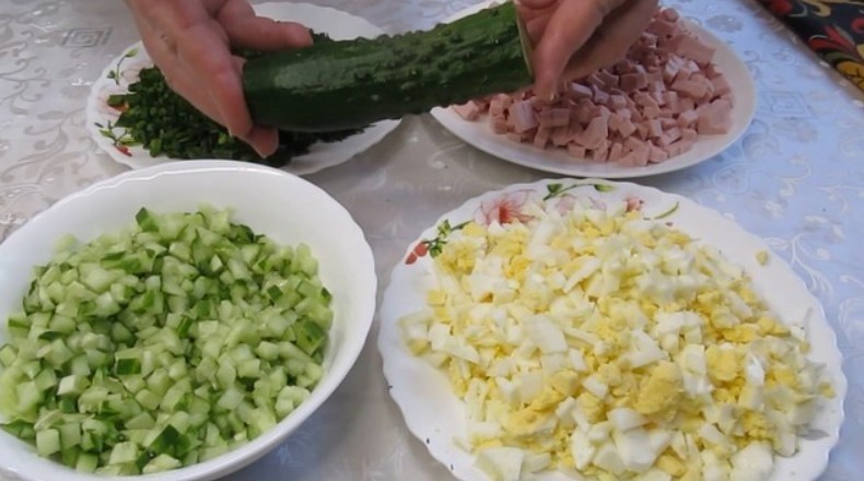 Кисло-солодка, пряна, солонувата, освіжаюча окрошка