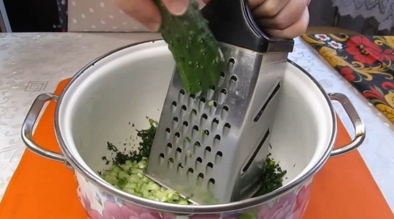 Кисло-солодка, пряна, солонувата, освіжаюча окрошка