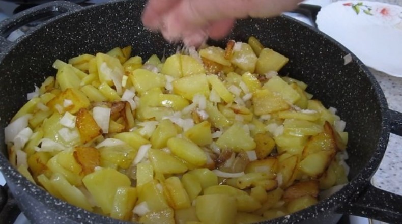 Кисло-солодка, пряна, солонувата, освіжаюча окрошка