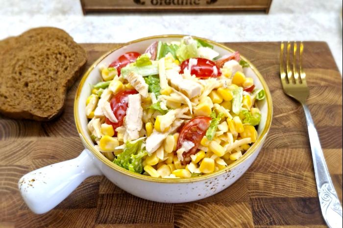 Салат з куркою для ситної вечері чи перекусу
