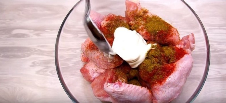 Обід або вечеря у духовці. Картопля з курячими крильцями