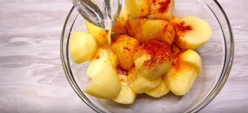 Обід або вечеря у духовці. Картопля з курячими крильцями