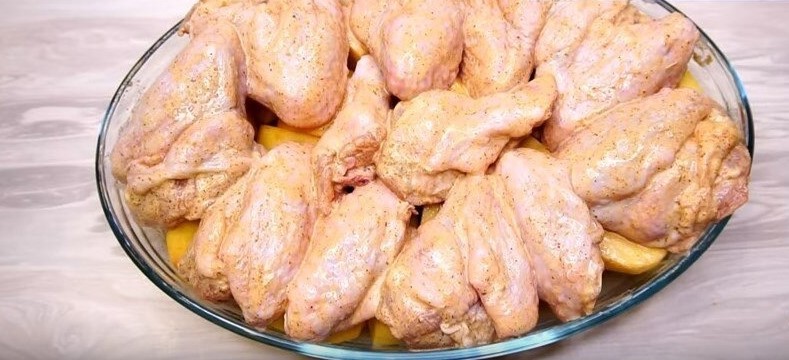 Обід або вечеря у духовці. Картопля з курячими крильцями