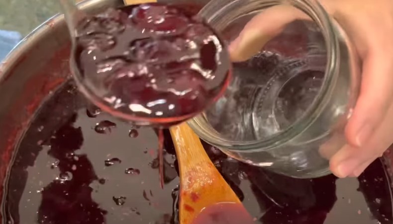 Королівське вишневе варення лише з 2 інгредієнтів