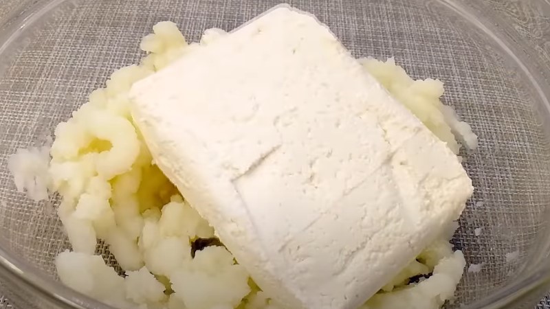 Швидкий сніданок. Смачні картопляні оладки з ковбасою