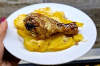 Картопля з куркою в духовці