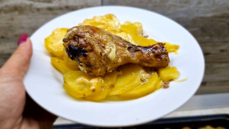Картопля з куркою в духовці