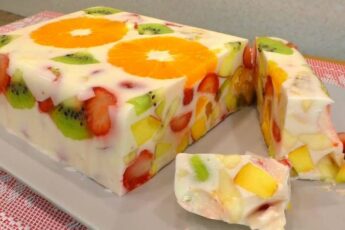 Молочний десерт з фруктами