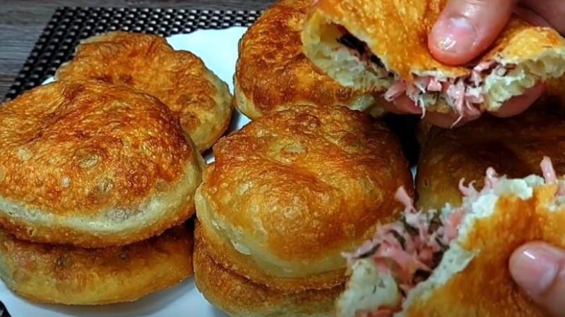 Пиріжки з ковбасою