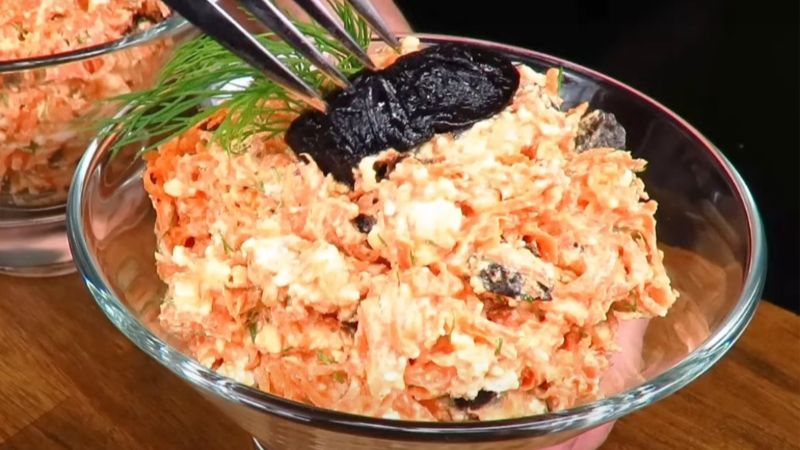 Салат з морквою, сиром та чорносливом