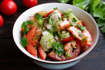 Салат з вареною куркою
