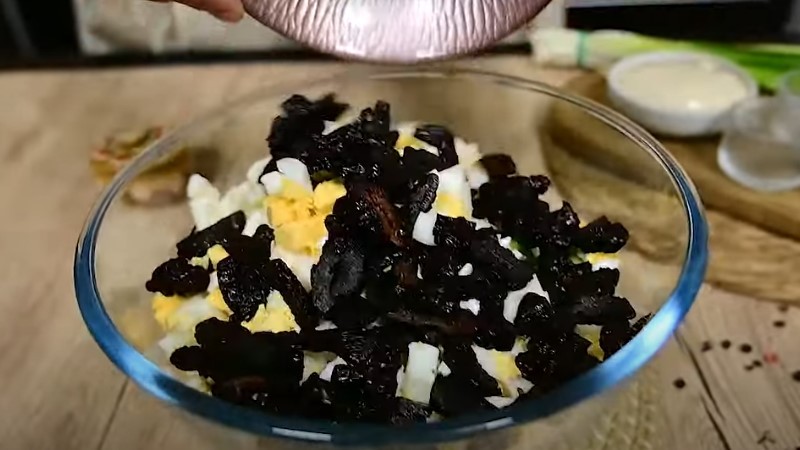 Простий, але такий смачний салат із чорносливом та куркою