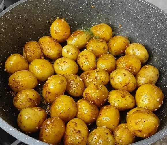 Молода смажена картопля