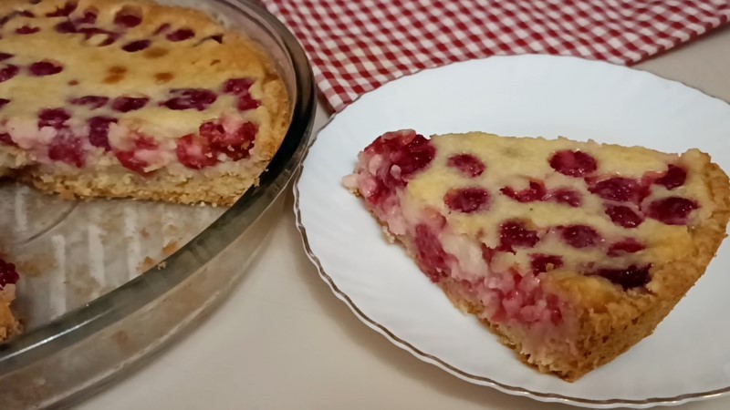 Пиріг з малиною - літня версія знаменитого яблучного пирога