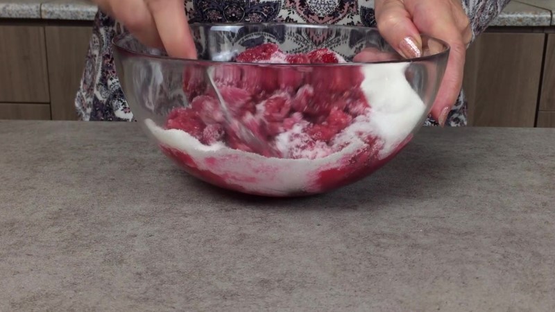 Я продовжую робити заготовки на зиму: сьогодні готую малинове варення без варіння