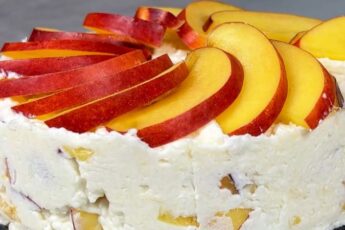 Десерт з персиками