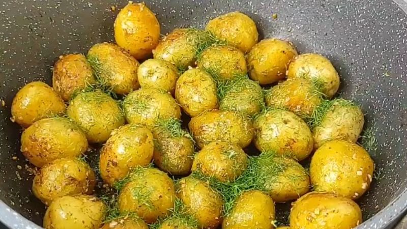 Молода смажена картопля