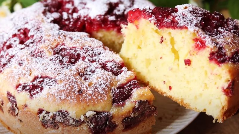 Пиріг на сметані з ягодами