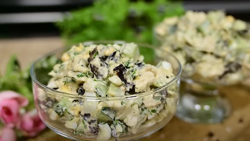 Салат із чорносливом та куркою