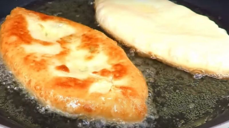 Пиріжки на кефірі з начинкою із зеленої цибулі та яйця