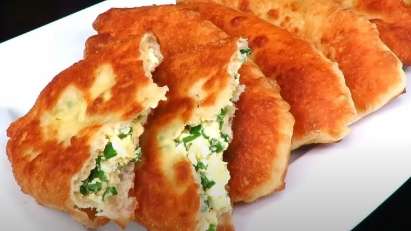 Пиріжки на кефірі з начинкою із зеленої цибулі та яйця