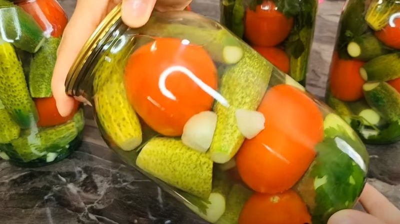 Хрусткі огірки та соковиті помідори на зиму