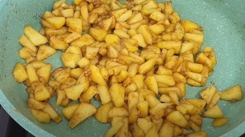 Сирні пиріжки з яблуками