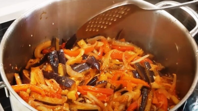 Салат з баклажанів, який зберігається до весни