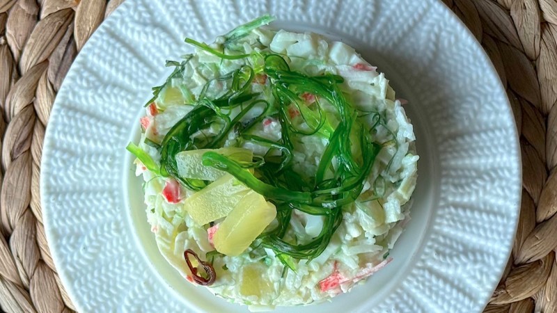 Салат, який можна приготувати по-різному: з паличками, рибою чи куркою