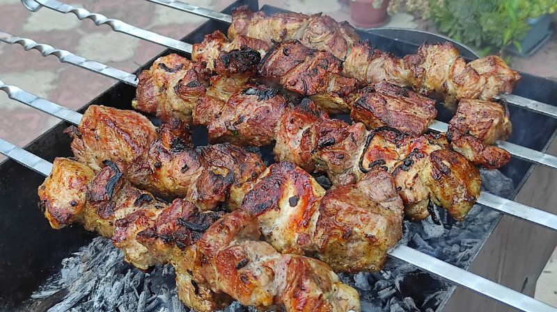 Ароматний шашлик на мангалі
