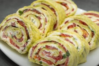 Кабачковий рулет з сиром і помідорами