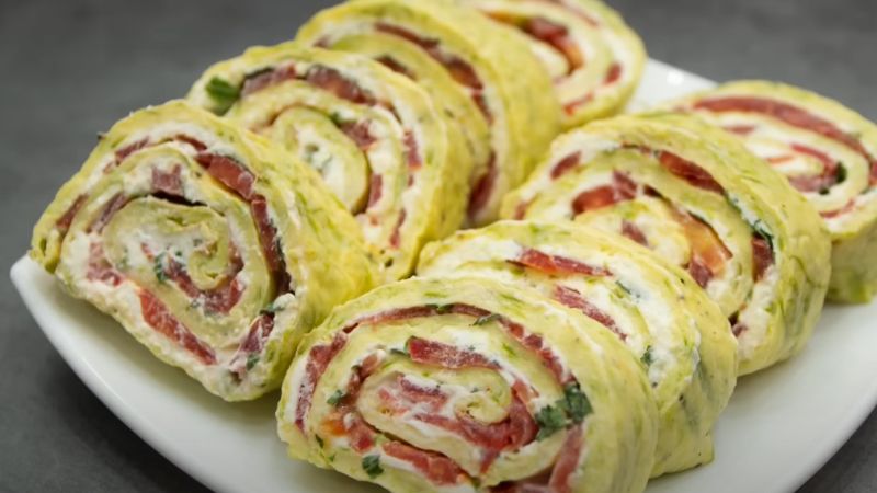 Кабачковий рулет з сиром і помідорами