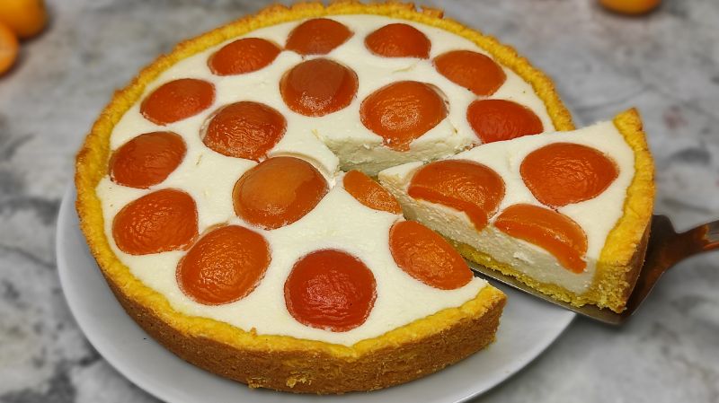 Пісочний пиріг з абрикосами із сирною заливкою