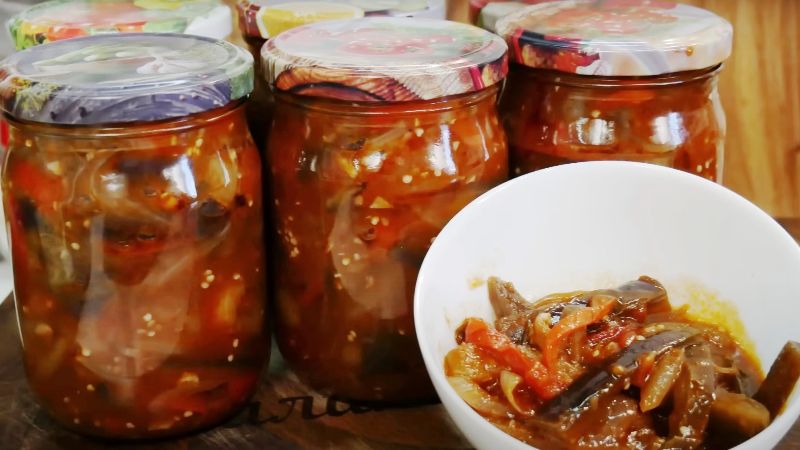 Салат з баклажанів, який зберігається до весни
