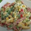 Салат з ковбасою, сиром, огірками, помідорами та яйцями