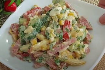 Салат з ковбасою, сиром, огірками, помідорами та яйцями
