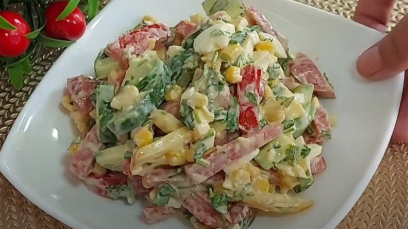 Салат з ковбасою, сиром, огірками, помідорами та яйцями
