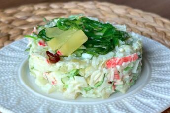 Салат з рисом та крабовими паличками