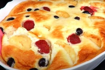 Смачні сирники у сметанній заливці на сніданок