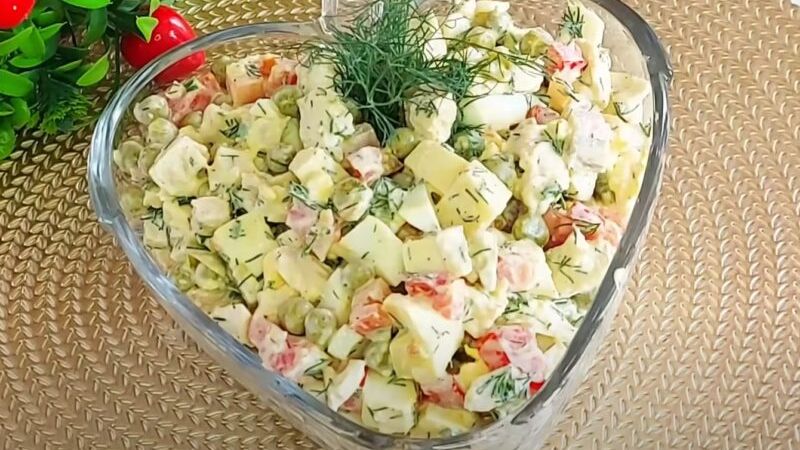 Салат з куркою, помідорами та консервованим горошком