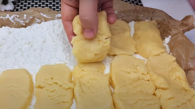 Виглядає скромно, але всередині ніжність: смачний сирний пиріг