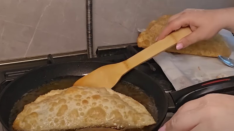 Чебуреки, від яких неможливо відірватися: рецепт тіста з хрусткою скоринкою