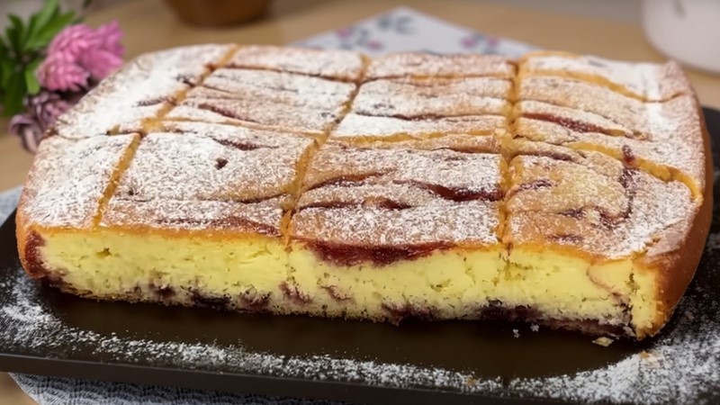 Бісквітний пиріг з фруктовим джемом