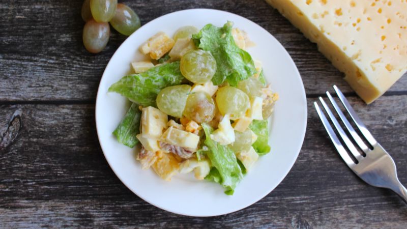 Салат з вареною куркою, сиром та виноградом