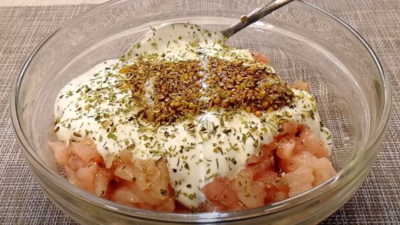 Соковиті коржі з курячого м'яса та картоплі. Приголомшлива вечеря на сковороді
