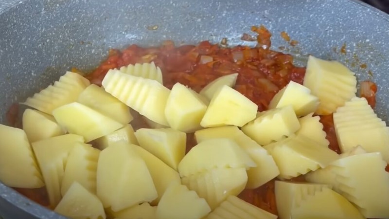 Все склала і забула. Соковита ароматна страва з овочами та тефтелями