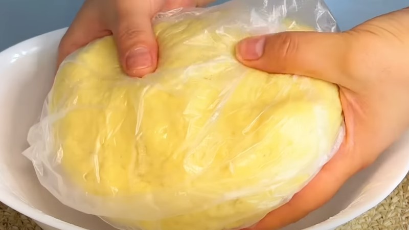 Готуються з найпростіших продуктів: як спекти сочники з сиром